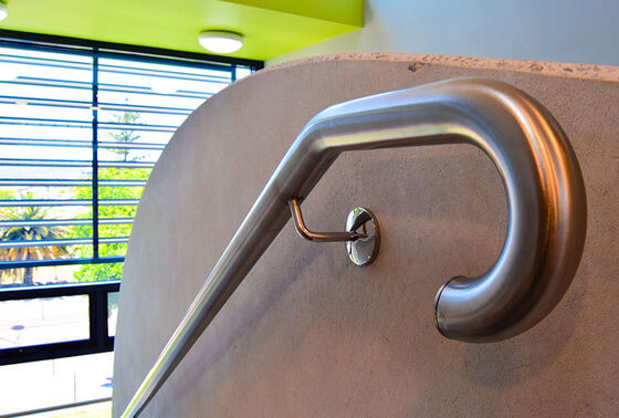 Facilité d'installation SS 201 304 316 Mirror Satin Accessoires d'escalier en inox 63,5 mm 2 1/2 pouces OD Manche en acier inoxydable Coude