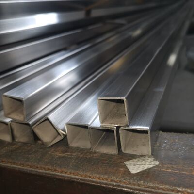0.6 mm-3,5 mm Épaisseur miroir Satin Surface 201 304 316 Grade 30mmx30mm tubes en acier inoxydable carrés