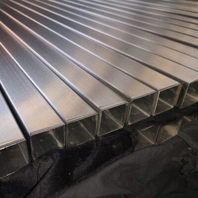 SUS 201 304 316 miroir satin fini tuyau soudé en inox 0,7 mm-3,5 mm épaisseur tube carré en acier inoxydable 40 mmx40 mm