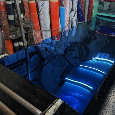 4 pieds x 8 pieds 1220 mm x 2440 mm SS201 Couleur bleue 8K miroir Plaque en acier inoxydable 0,4 mm-3,0 mm épaisseur